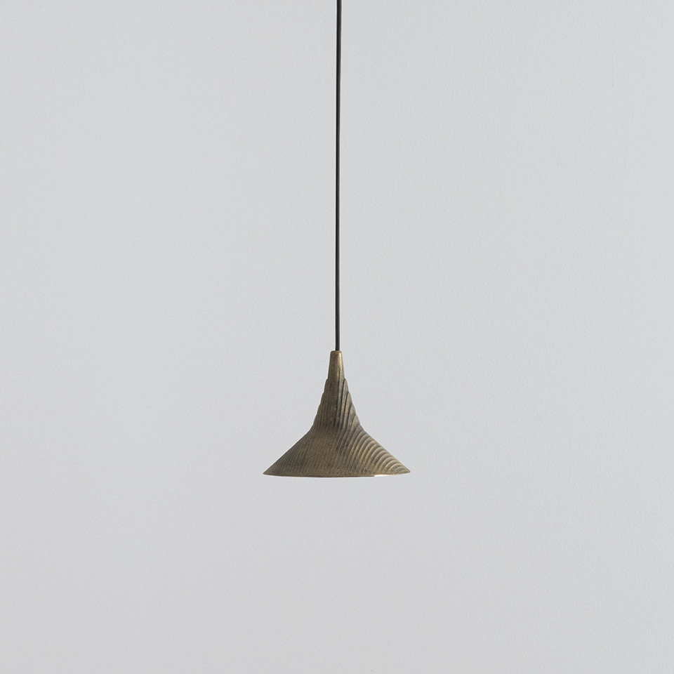 Lampada a sospensione Artemide Turn Around con paralume conico svasato in tono bronzo con texture nervata, sospesa da un cavo nero