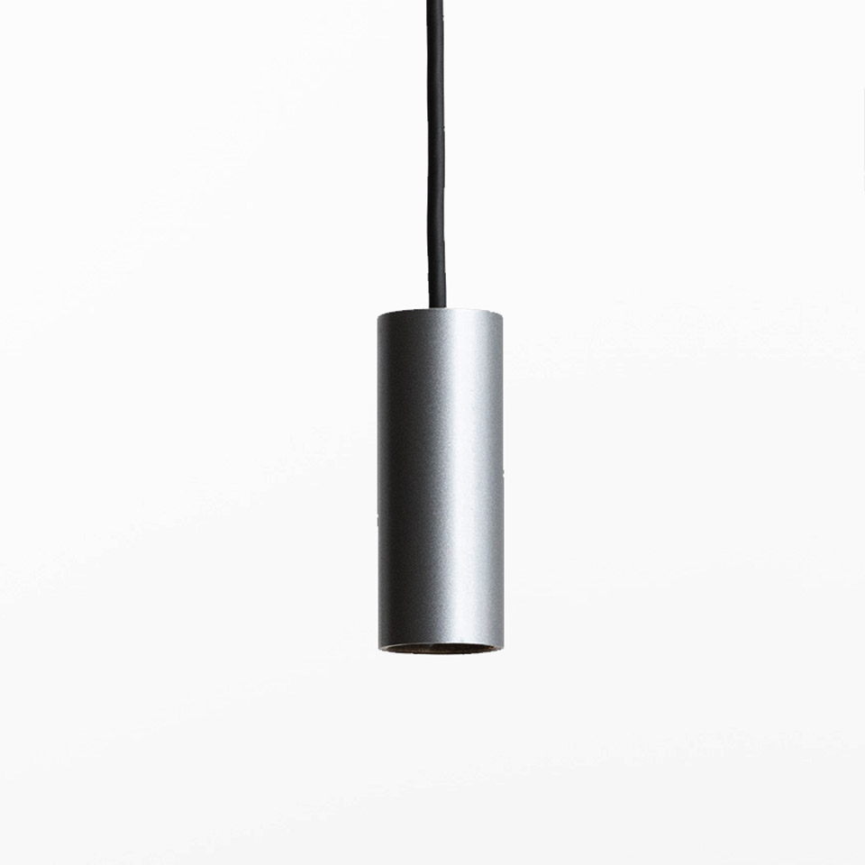 Artemide Turn Around System: lampada a sospensione cilindrica minimalista in alluminio spazzolato, sospesa da un cavo nero