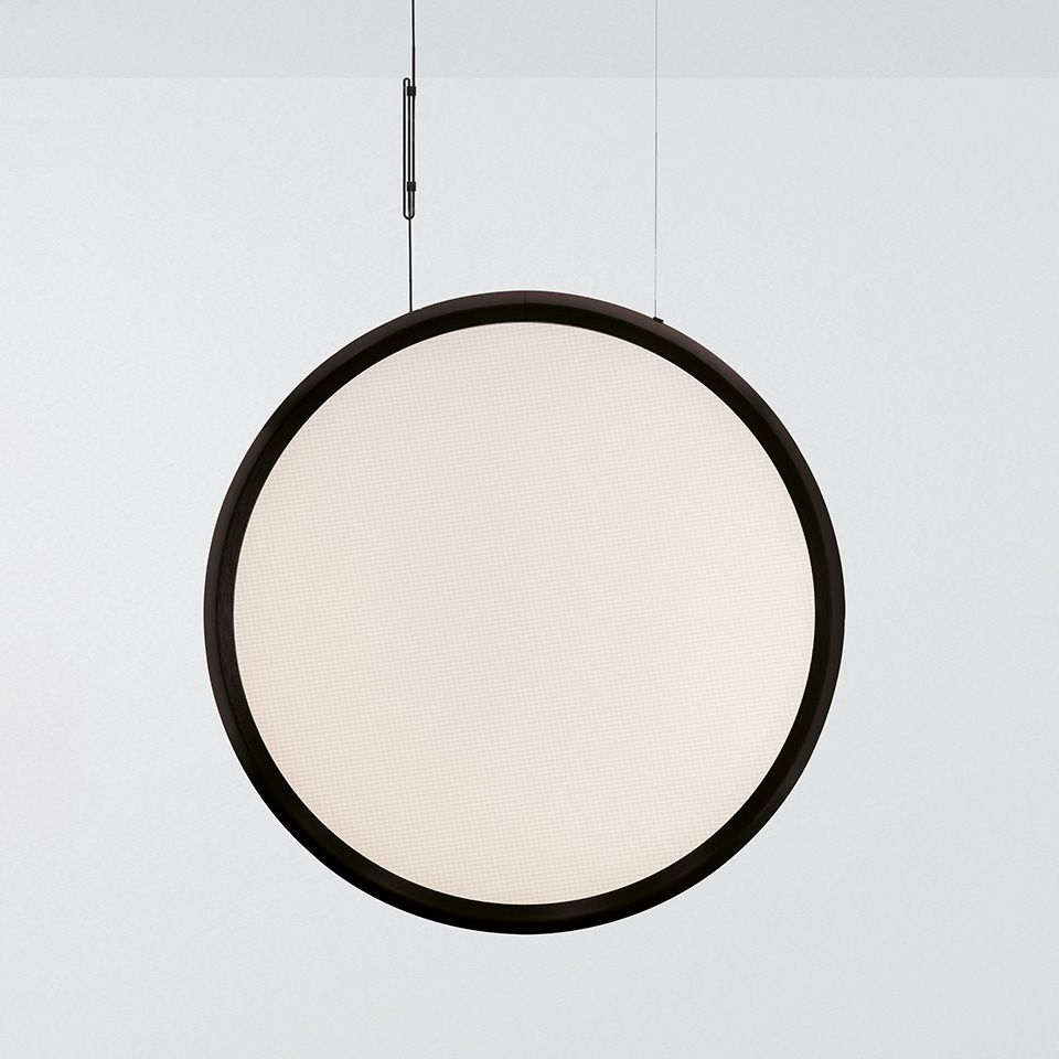 Lampada a sospensione Artemide Turn Around: grande disco circolare con cornice scura e diffusore bianco opale, sospeso da sottili cavi
