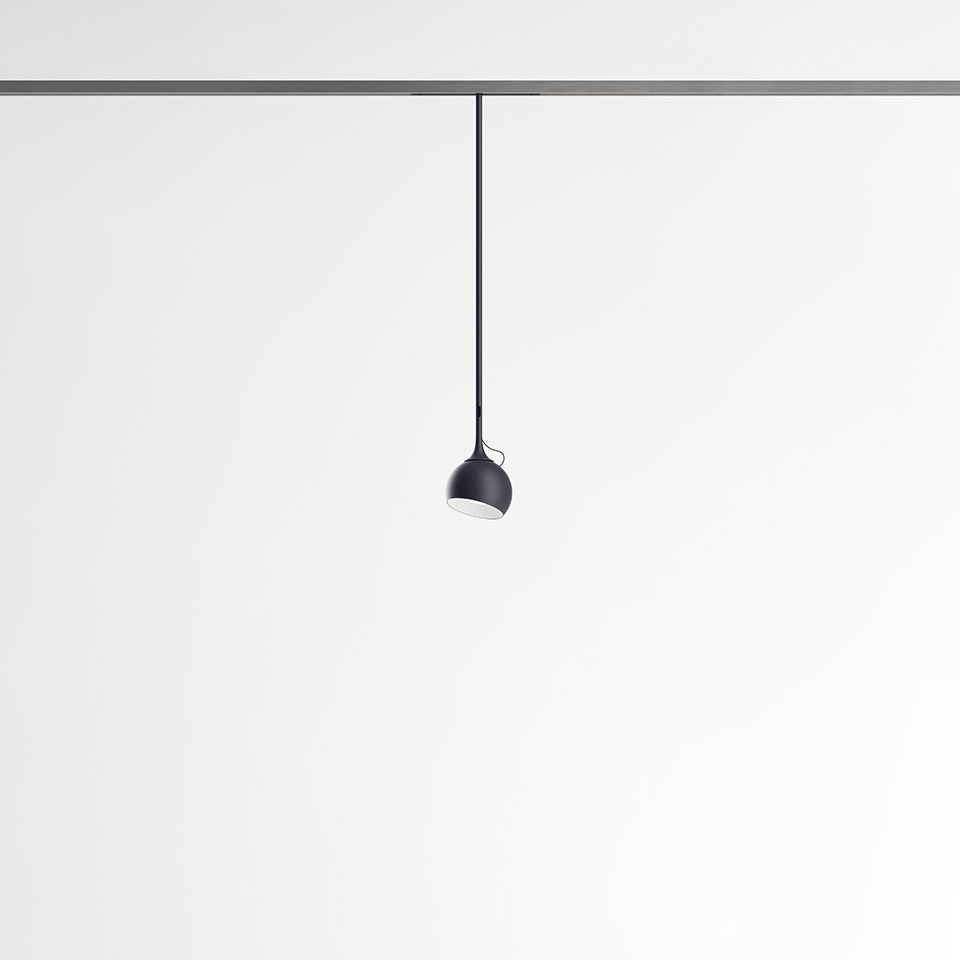 Artemide Turn Around System: piccola lampada a sospensione a cupola nera appesa a binario a soffitto tramite sottile cavo nero