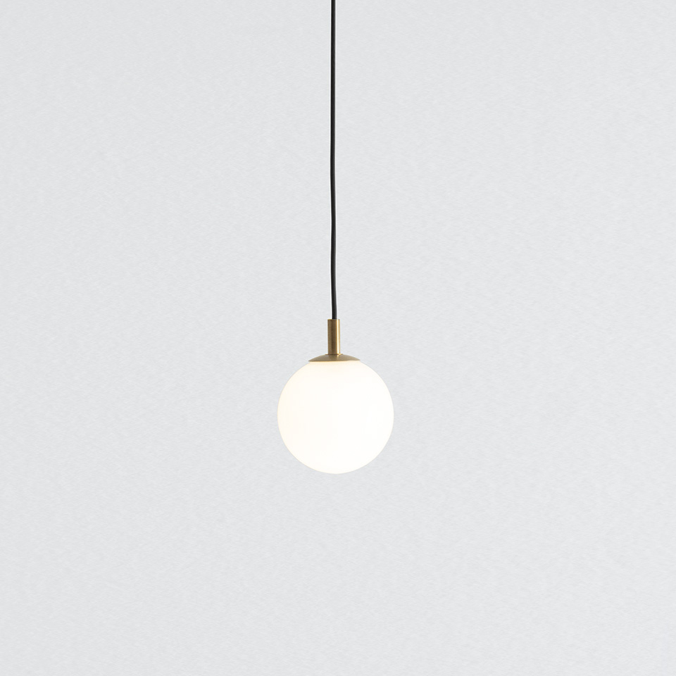 Lampada a sospensione Artemide Turn Around: diffusore sferico in vetro opalino bianco con raccordo in ottone, sospesa da un cavo nero