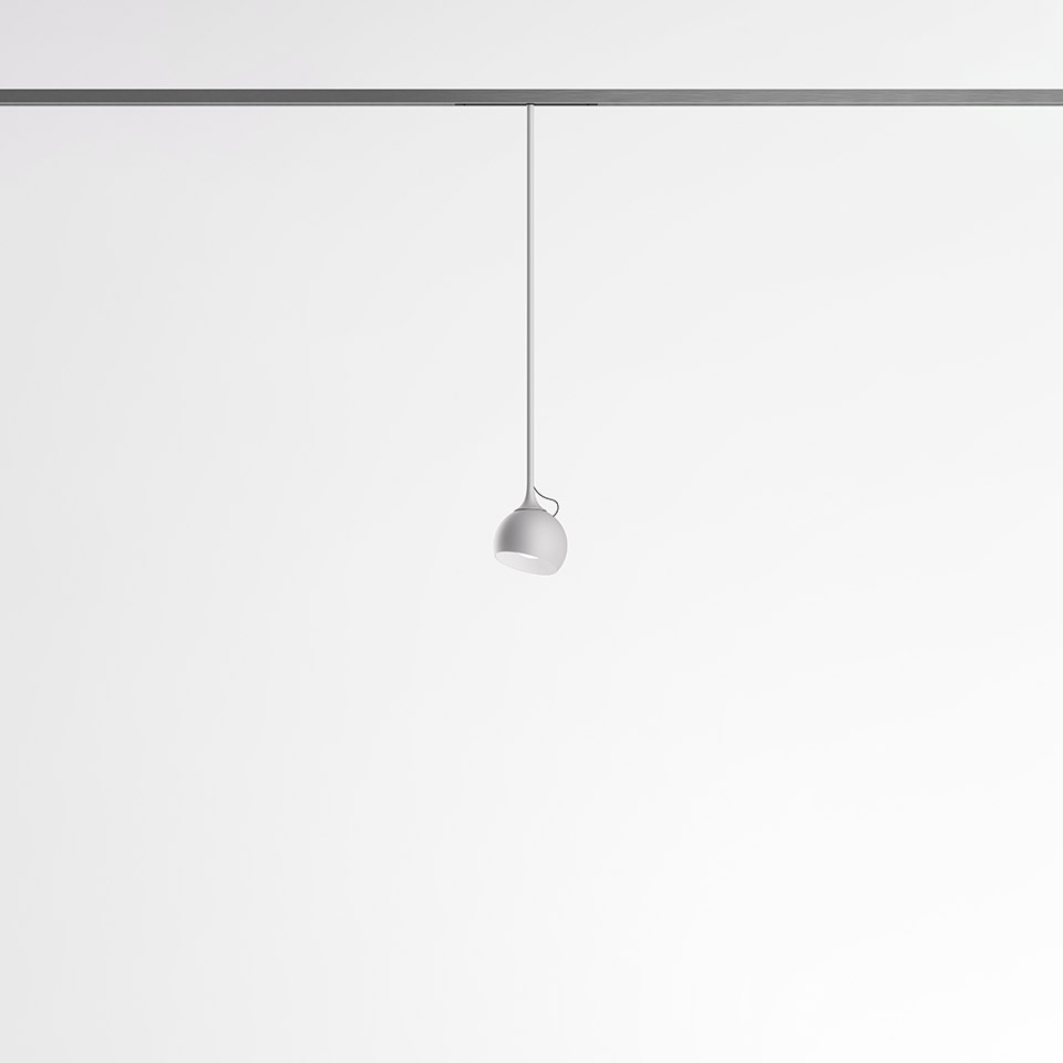 Artemide Turn Around System: piccola lampada a sospensione a cupola bianca appesa a binario a soffitto tramite sottile cavo bianco