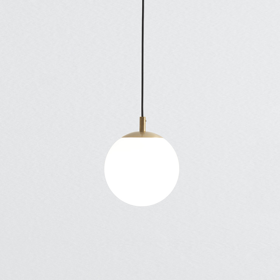 Lampada a sospensione Artemide Turn Around: sfera in vetro bianco opalino con calotta in ottone dorato spazzolato, sospesa su cavo nero