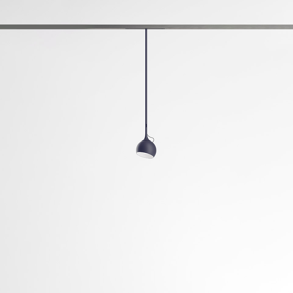 Artemide Turn Around System: faretto a sospensione blu scuro su binario, piccola testa a cupola appesa a sottile cavo