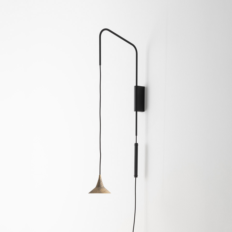 Lampada da parete Artemide Unterlinden: staffa a braccio girevole nera con asta regolabile, sospensione con paralume conico in fibra naturale intrecciata su cavo nero