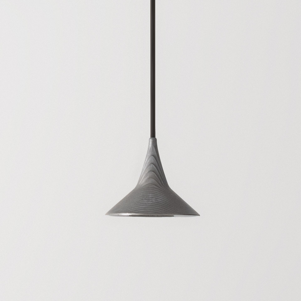 Lampada a sospensione Artemide Unterlinden con paralume conico grigio testurizzato appeso a un cavo scuro su sfondo bianco
