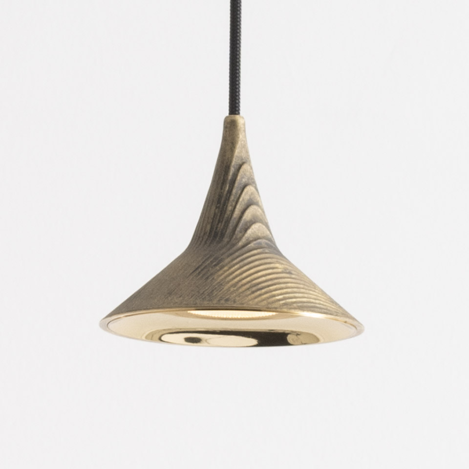 Lampada a sospensione Artemide Unterlinden con paralume svasato in ottone con scanalature in rilievo, superficie interna lucida, sospesa da cavo intrecciato nero