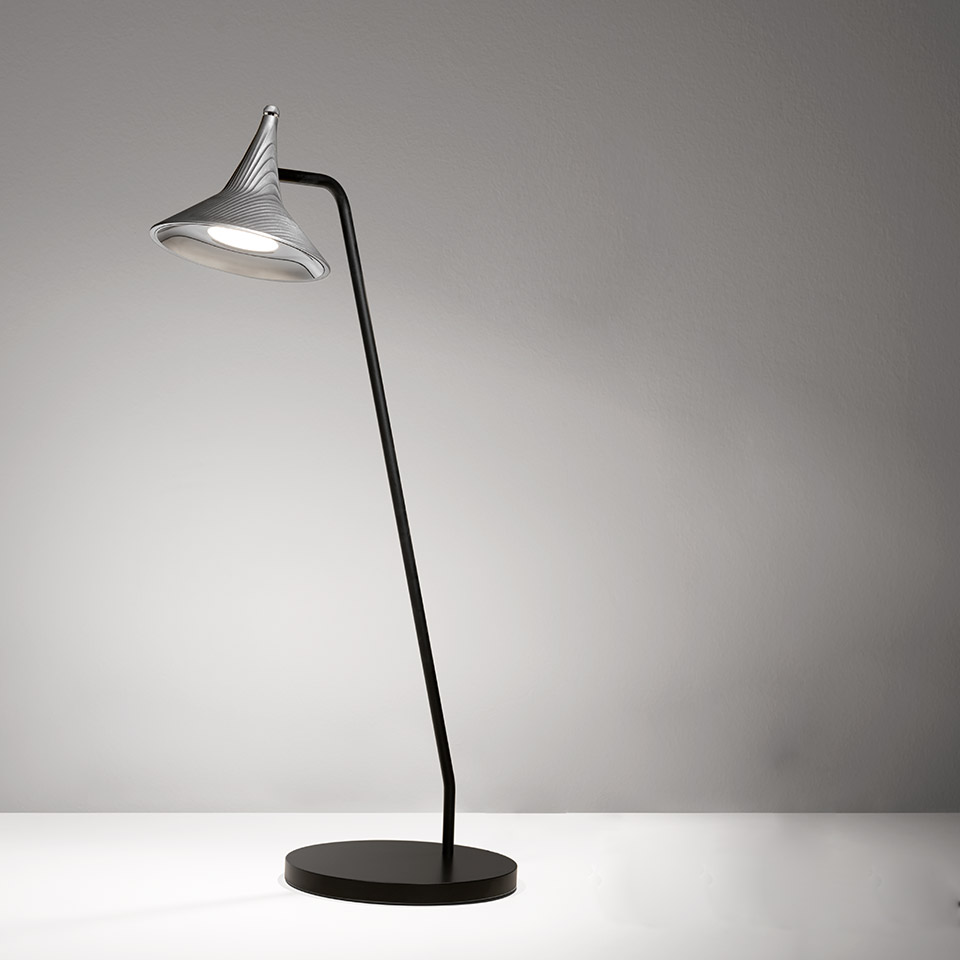 Lampada da tavolo Artemide Unterlinden: stelo nero curvo con base rotonda, paralume conico scanalato argento LED orientabile