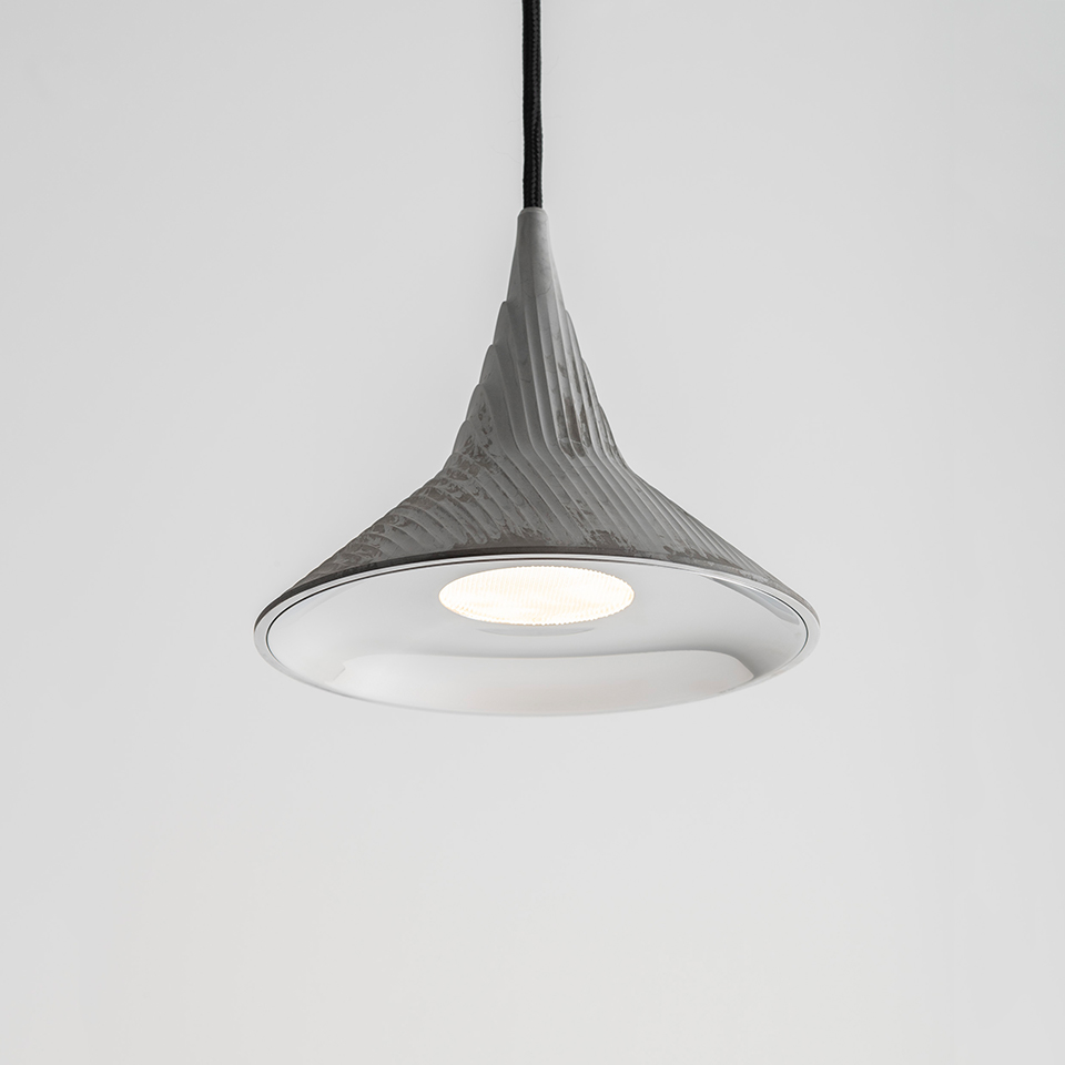 Lampada a sospensione Artemide Unterlinden con paralume conico grigio texture, riflettore interno lucido, sorgente LED, sospesa da cavo nero