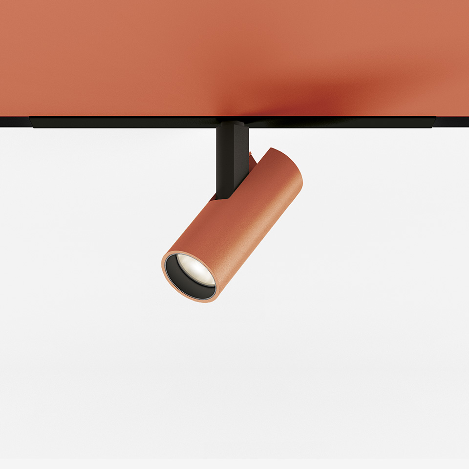 Faretto da binario magnetico Artemide Vector Magnetic color terracotta, testa cilindrica su supporto nero, spot LED orientabile per sistema a binario magnetico
