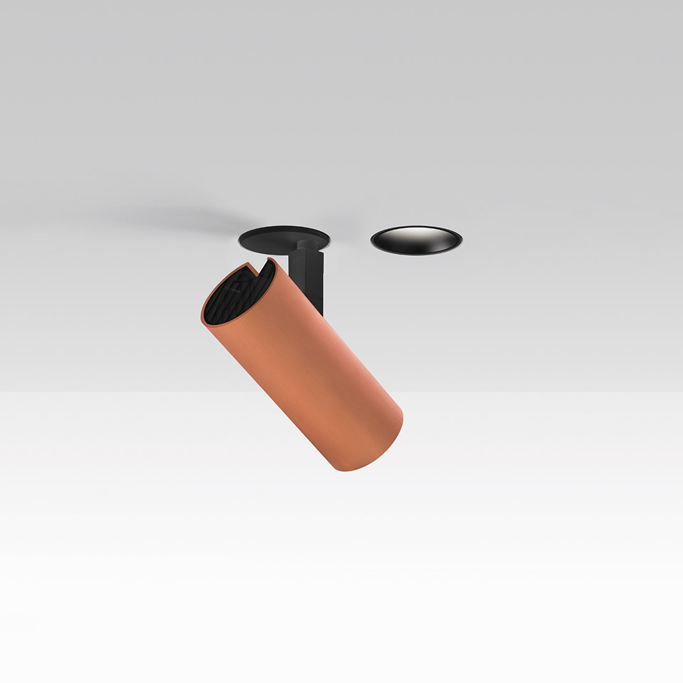 Faretto da incasso Artemide Vector: testa cilindrica orientabile color terracotta su supporto nero a incasso, mostrato con accessorio trim separato