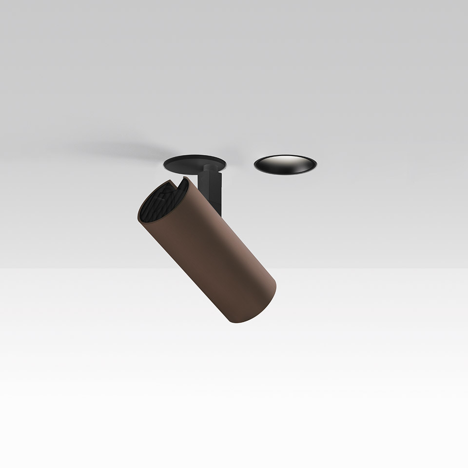 Faretto da incasso Artemide Vector: testa cilindrica orientabile color bronzo con griglia anti-abbagliamento, supporto nero a incasso