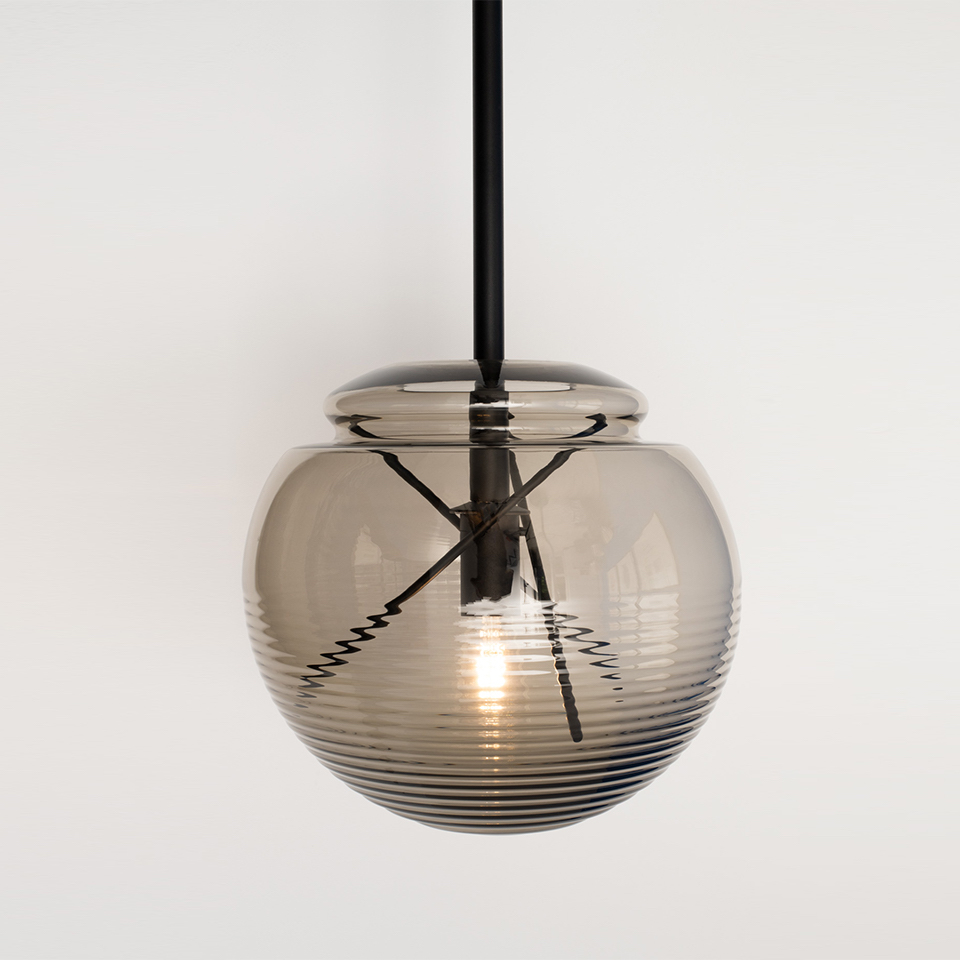 Lampada a sospensione Artemide Vitruvio: diffusore sferico in vetro fumé costolato con stelo in metallo nero e lampadina a filamento visibile