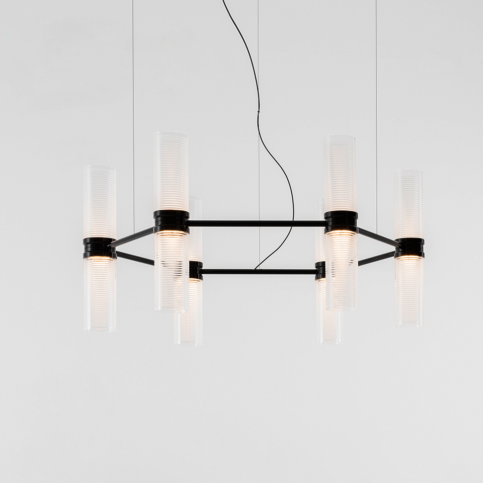 Lampadario Artemide Zephyr: struttura rettangolare nera con 8 cilindri in vetro costolato disposti simmetricamente su cavo