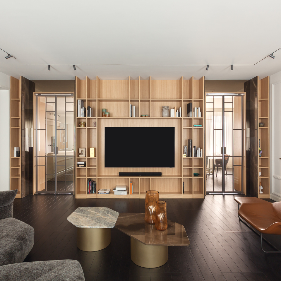 Zona giorno con illuminazione continua ottenuta tramite binario ad incasso Turn Around, scelto come filo conduttore tra area giorno e notte. L’illuminazione d’accento è garantita dai proiettori Vector 40, accompagnati da luce diffusa tramite linea ledflex.