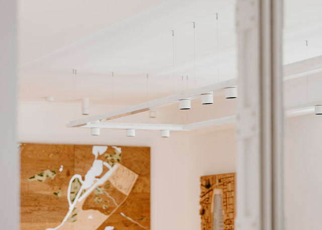 Dettaglio del sistema di illuminazione Hoy System negli spazi interni della Norman Foster Foundation a Madrid.