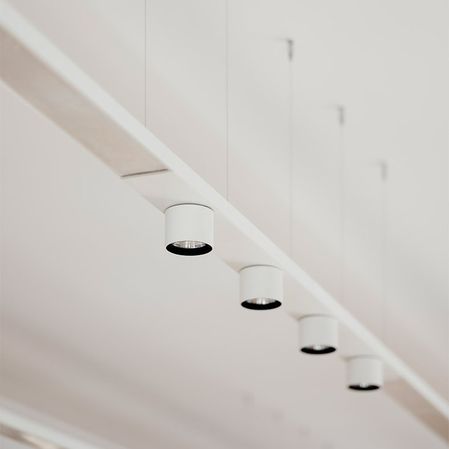 Dettaglio del sistema di illuminazione Hoy System negli spazi interni della Norman Foster Foundation a Madrid.
