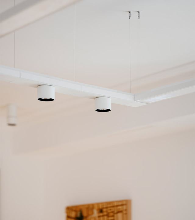 Dettaglio del sistema di illuminazione Hoy System negli spazi interni della Norman Foster Foundation a Madrid.
