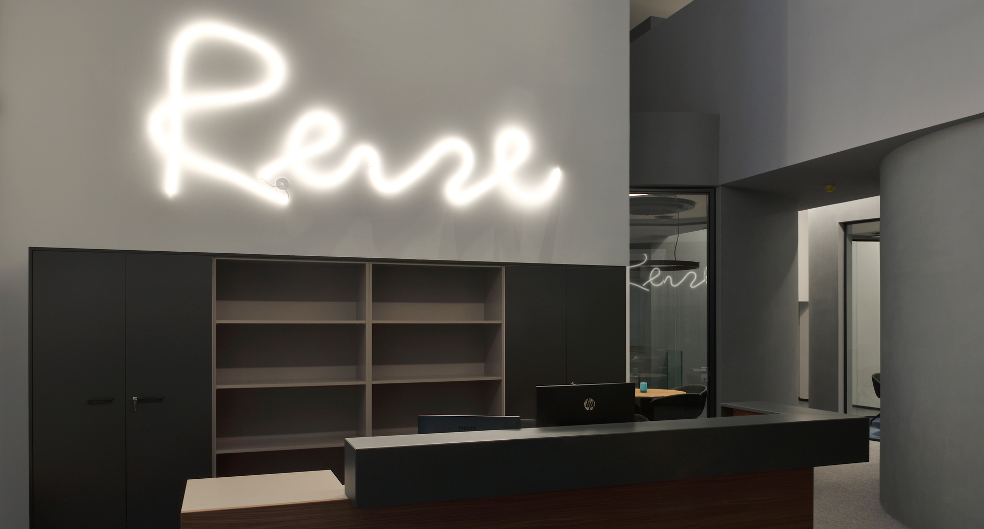 Immagine dell'interno dell'ufficio, il nome dell'azienda Reire scritto con La Linea.