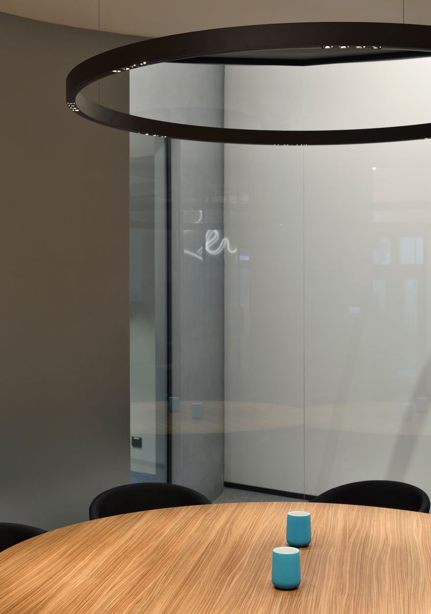 Immagine di una piccola sala illuminata da A.24 Stand Alone Sharping.