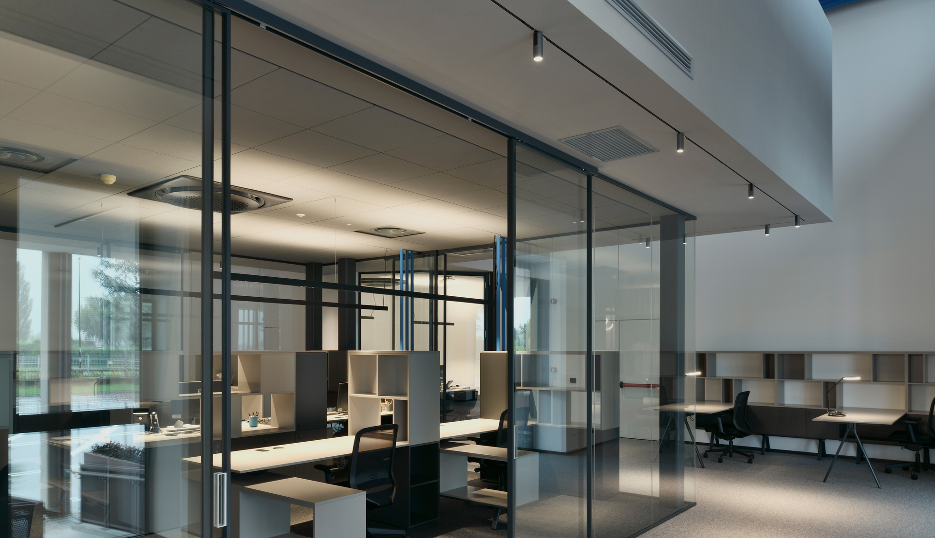 Immagine di postazioni di lavoro illuminate da Turn Around + Vector.