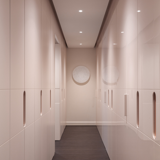 Corridoio armadiato illuminato con incassi Everything 80, per una luce compatta, precisa e perfettamente integrata nel soffitto, in armonia con il design minimale dell’ambiente.