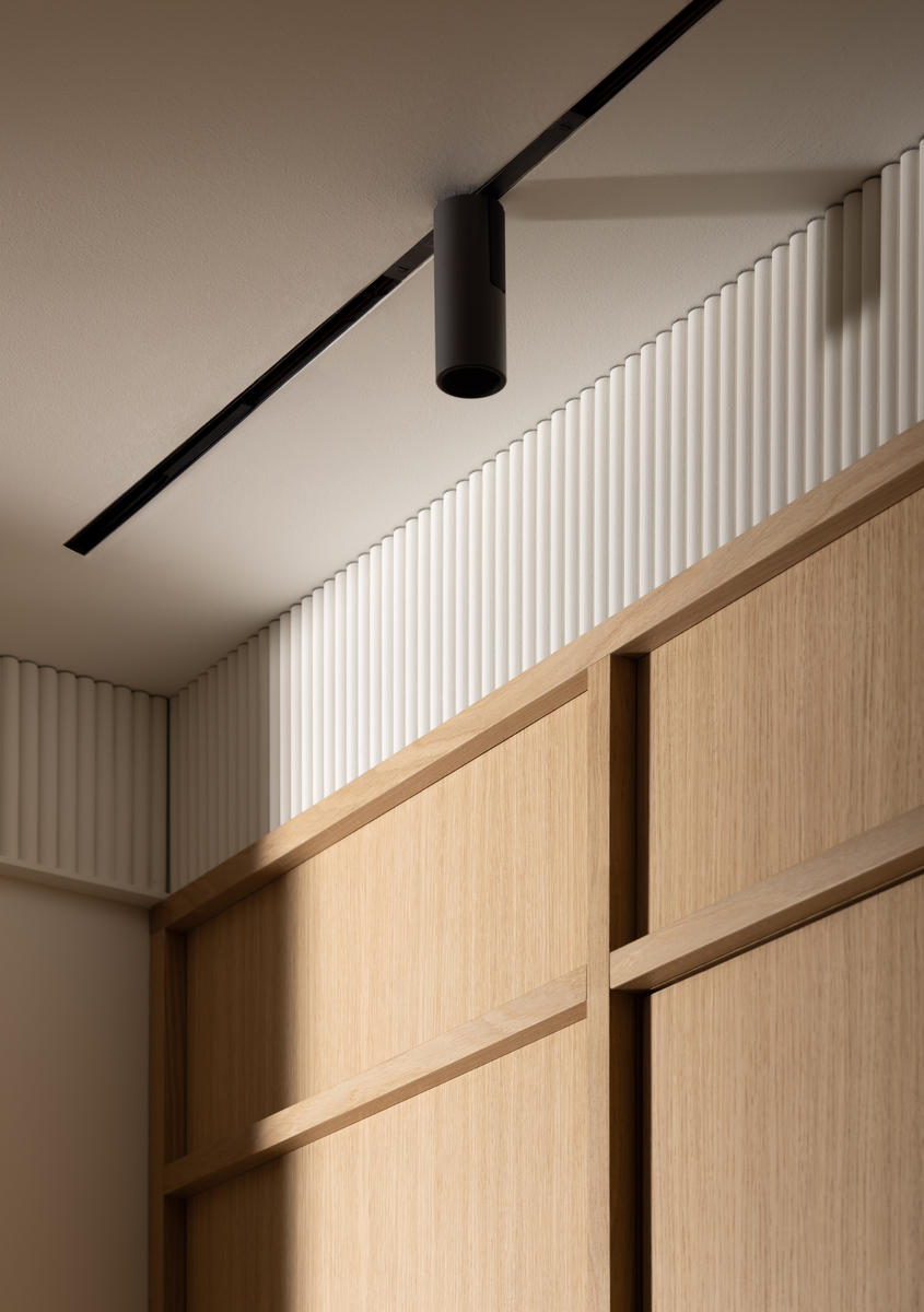 Dettaglio del sistema Turn Around ad incasso con proiettore Vector 40, integrato nel controsoffitto per un’illuminazione d’accento precisa e discreta.