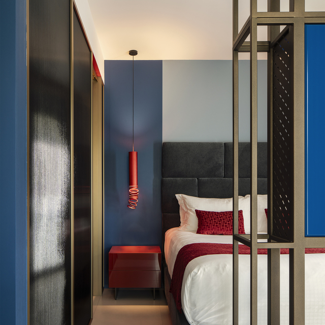 Immagine del comodino da parte al letto, illuminato con una Decomposé da sospensione.