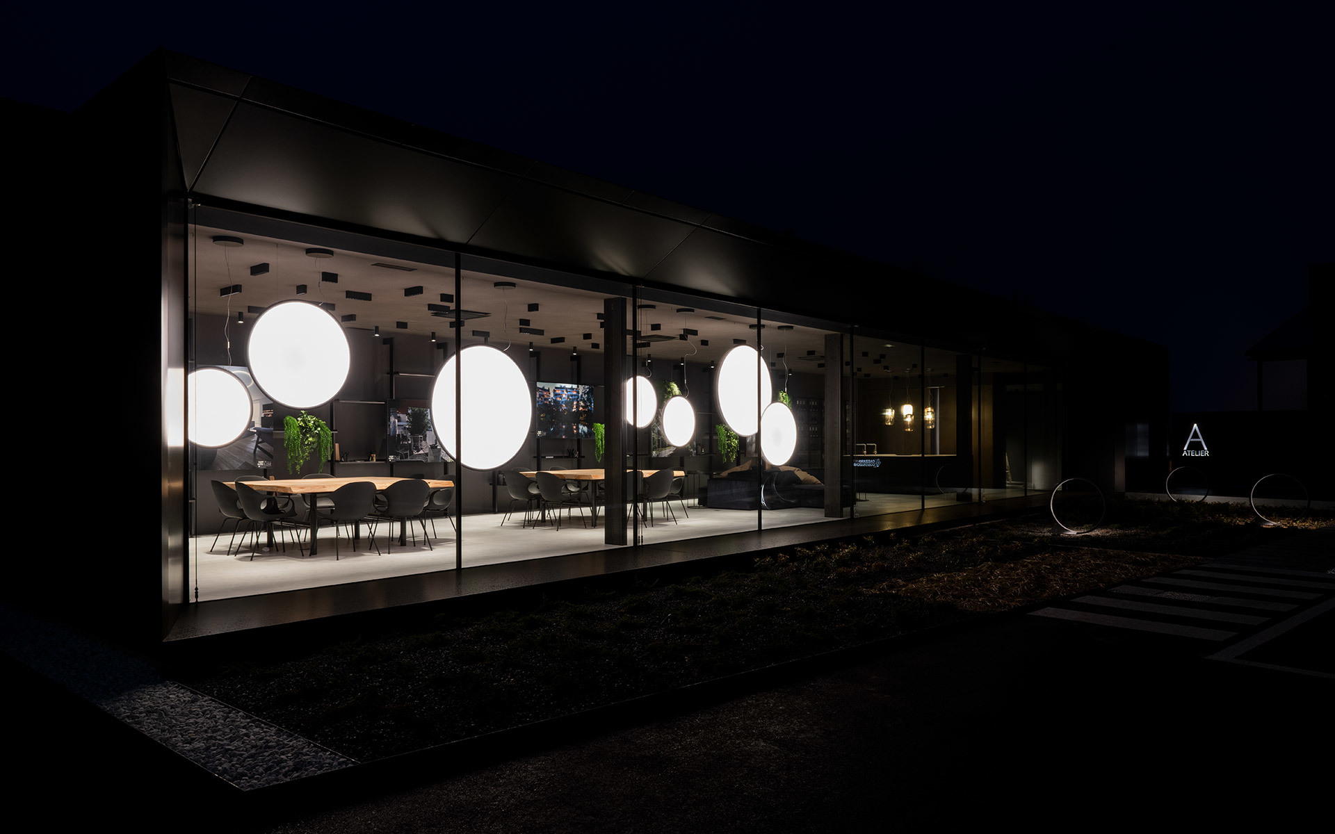 Padiglione in vetro moderno di notte con grandi lampade a sospensione sferiche luminose che illuminano una sala da pranzo con sedie e tavoli scuri.
