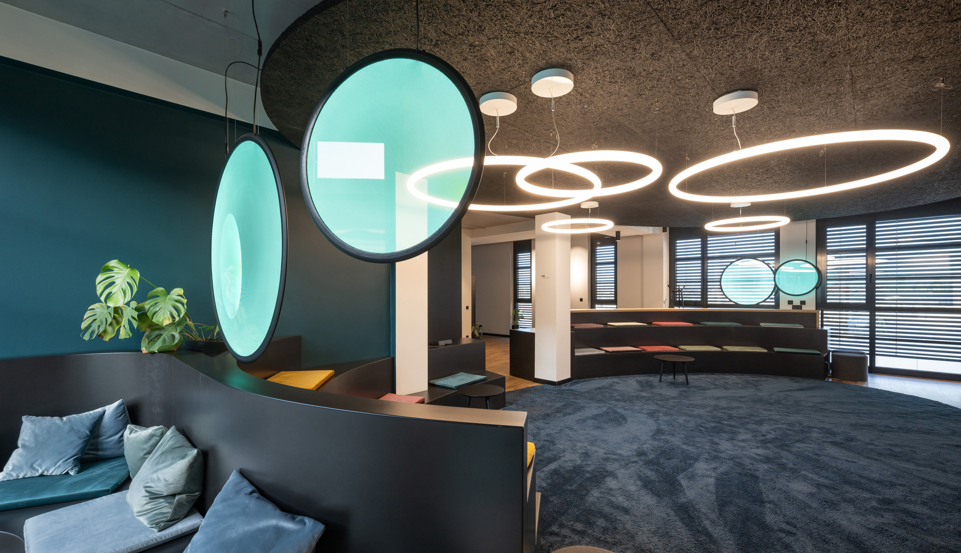 Immagine di una composizione di Discovery Vertical e Alphabet of Light Circular nella hall dell'ufficio.