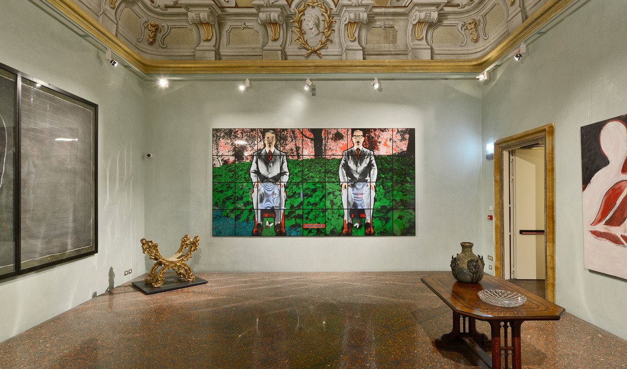 Galleria d'arte in sala ornata con soffitto affrescato, faretti su binario che illuminano grandi dipinti e sculture su pavimento in marmo.