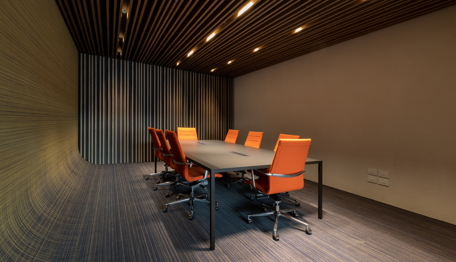 Immagine di un ufficio illuminato a soffitto da Sharp incasso.