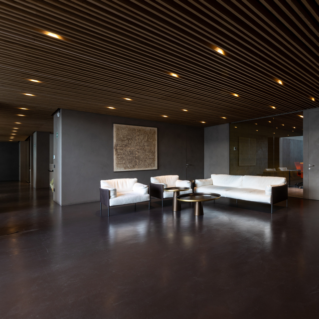 Immagine della sala d'attesa illuminata a soffitto da Sharp incasso.