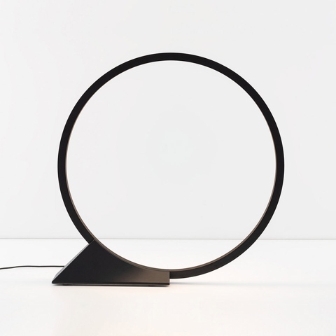 Lampada da tavolo Artemide O: anello LED circolare nero su base triangolare, design geometrico minimalista