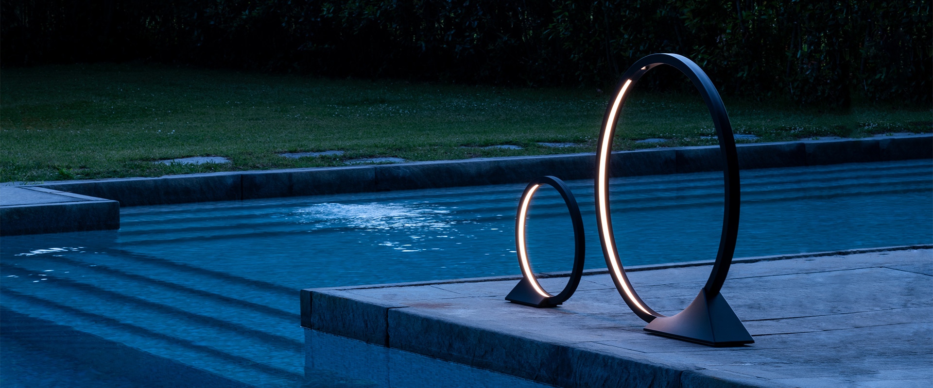 Tre lampade a sospensione Artemide 'O' in nero opaco, anelli circolari di diverse dimensioni sospesi da sottili cavi