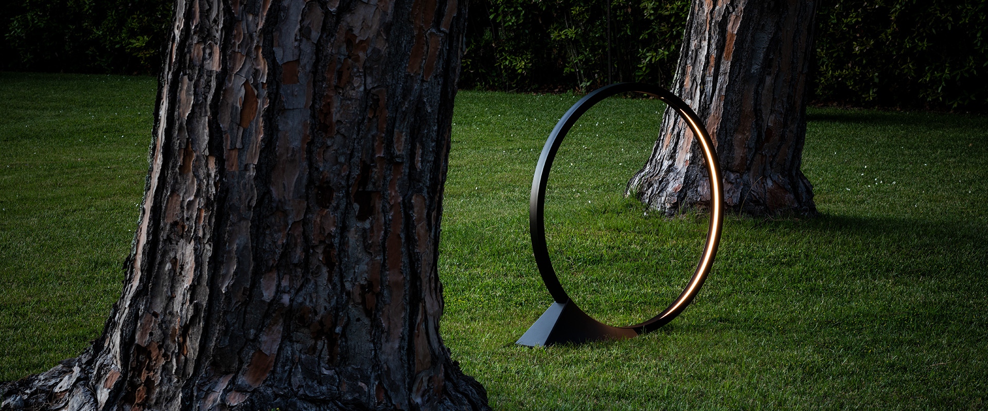Tre lampade da tavolo Artemide 'O' LED nere con anello interno dorato, in tre dimensioni piccola, media e grande su basi triangolari
