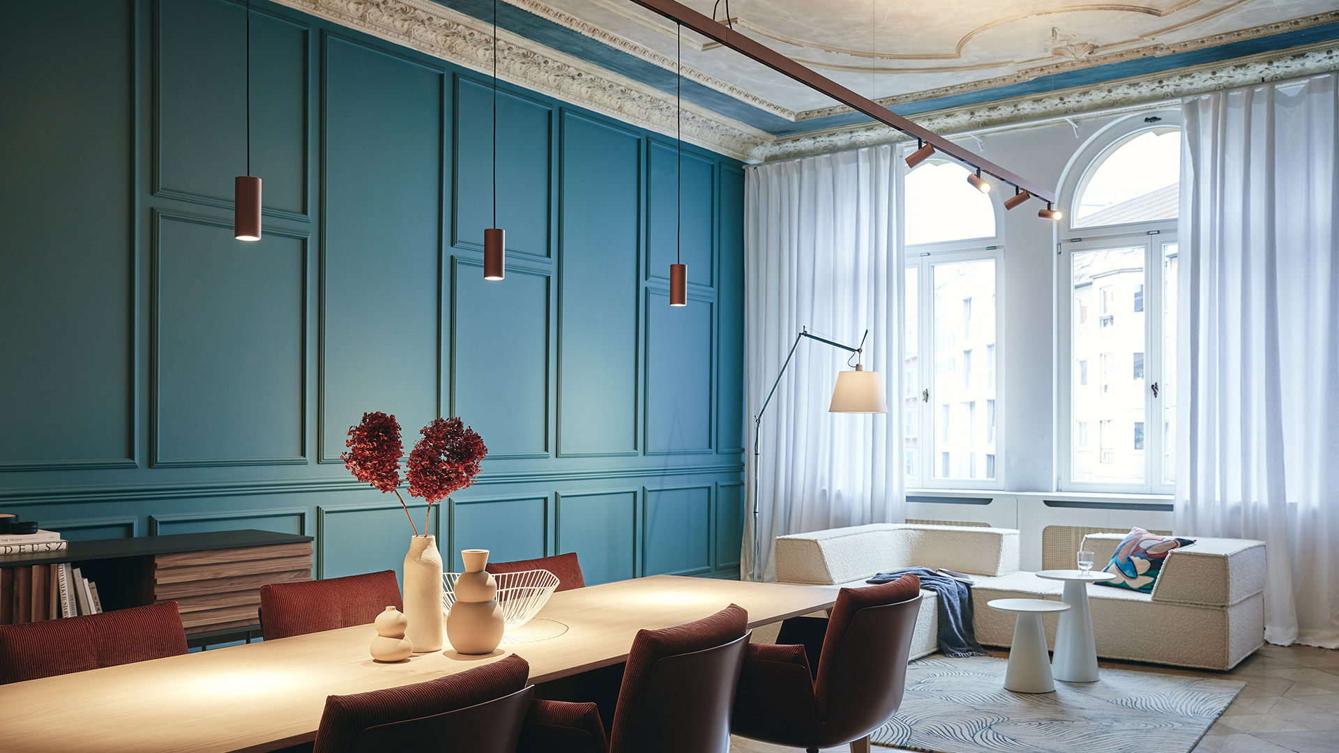 Sistema Artemide A.24: striscia LED lineare a incasso a forma di L sulla parete, combinata con binario magnetico A.24 e faretti a soffitto