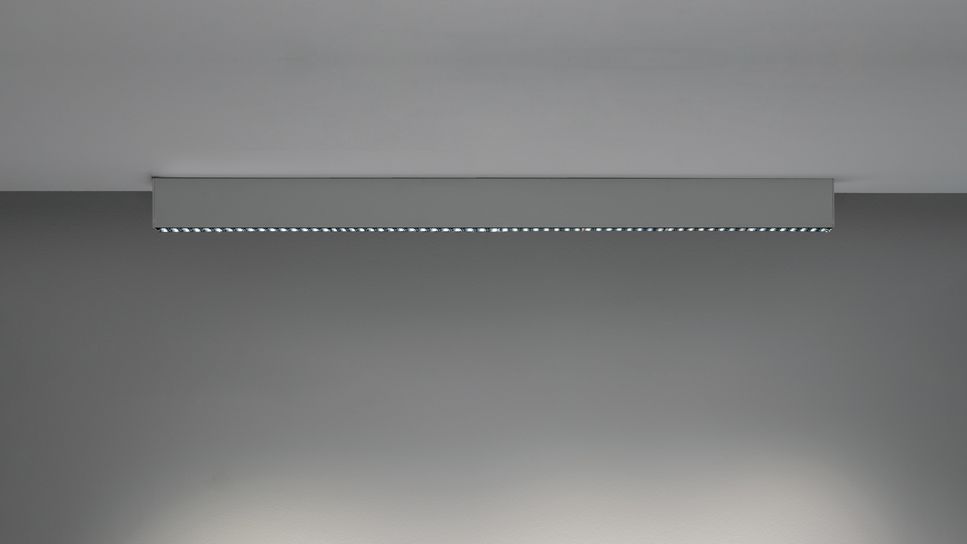 Lampade a sospensione Artemide A.39: sinistra diffusore bianco con LED opali, destra corpo nero con array di lenti microrifrattive dorate