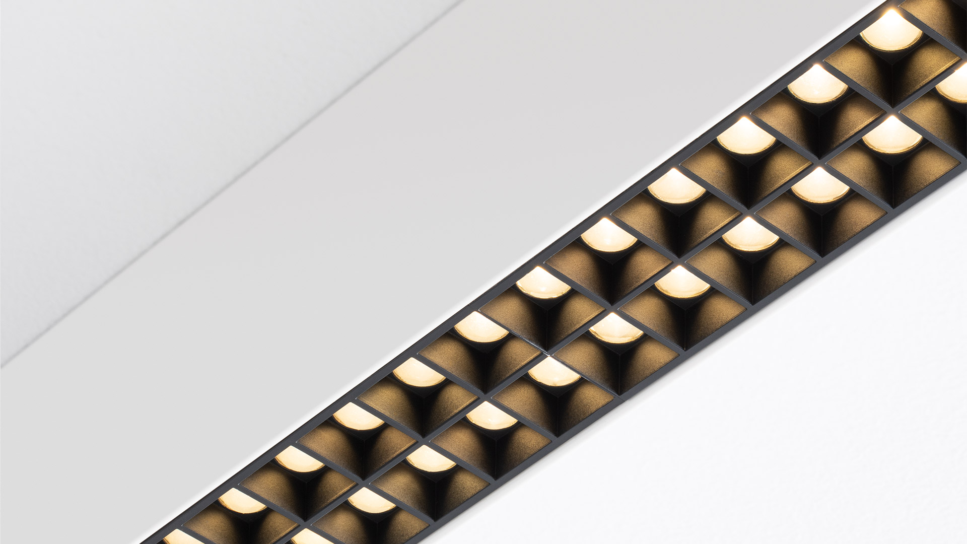 Lampada da soffitto incassata Artemide A.39 con array LED lineare e ottica microrifrattiva, a filo soffitto bianco