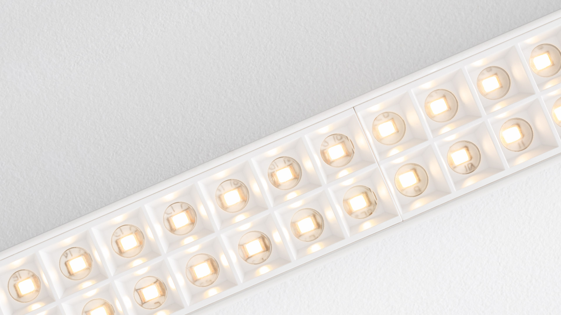 Luce da soffitto incassata Artemide A.39 con una fila di moduli LED caldi in riflettori quadrati bianchi, a filo soffitto