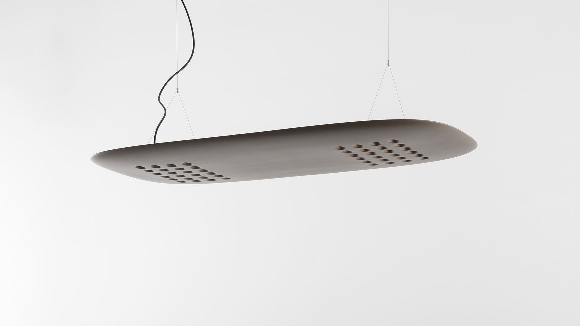 Lampada a sospensione ovale Artemide ALE.01 grigia, con superficie perforata per la diffusione della luce, sospesa da sottili cavi e cavo nero
