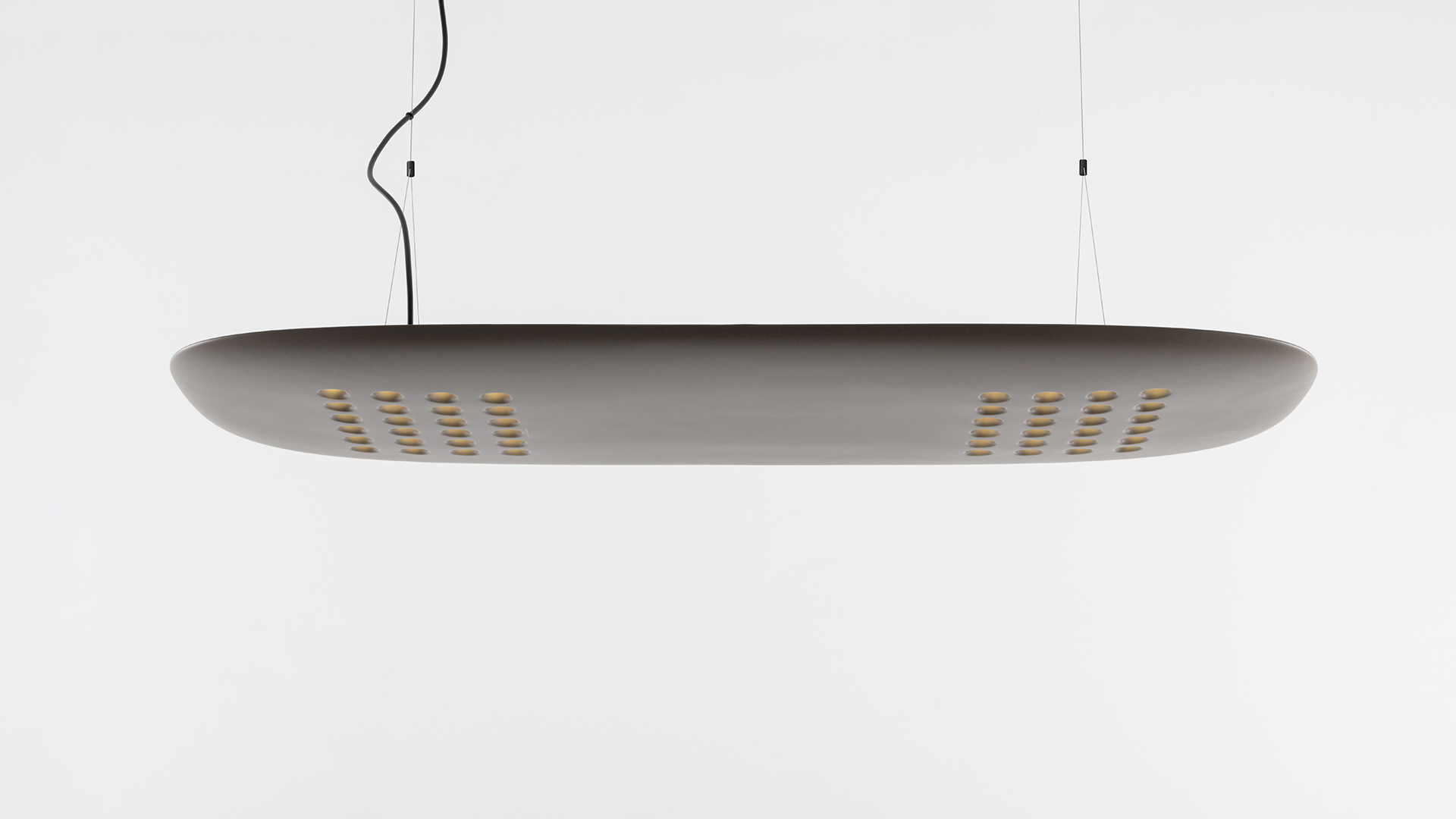 Lampada a sospensione ovale Artemide ALE.01 bianca, appesa da cavo nero e due sottili fili, con fessure LED verso il basso
