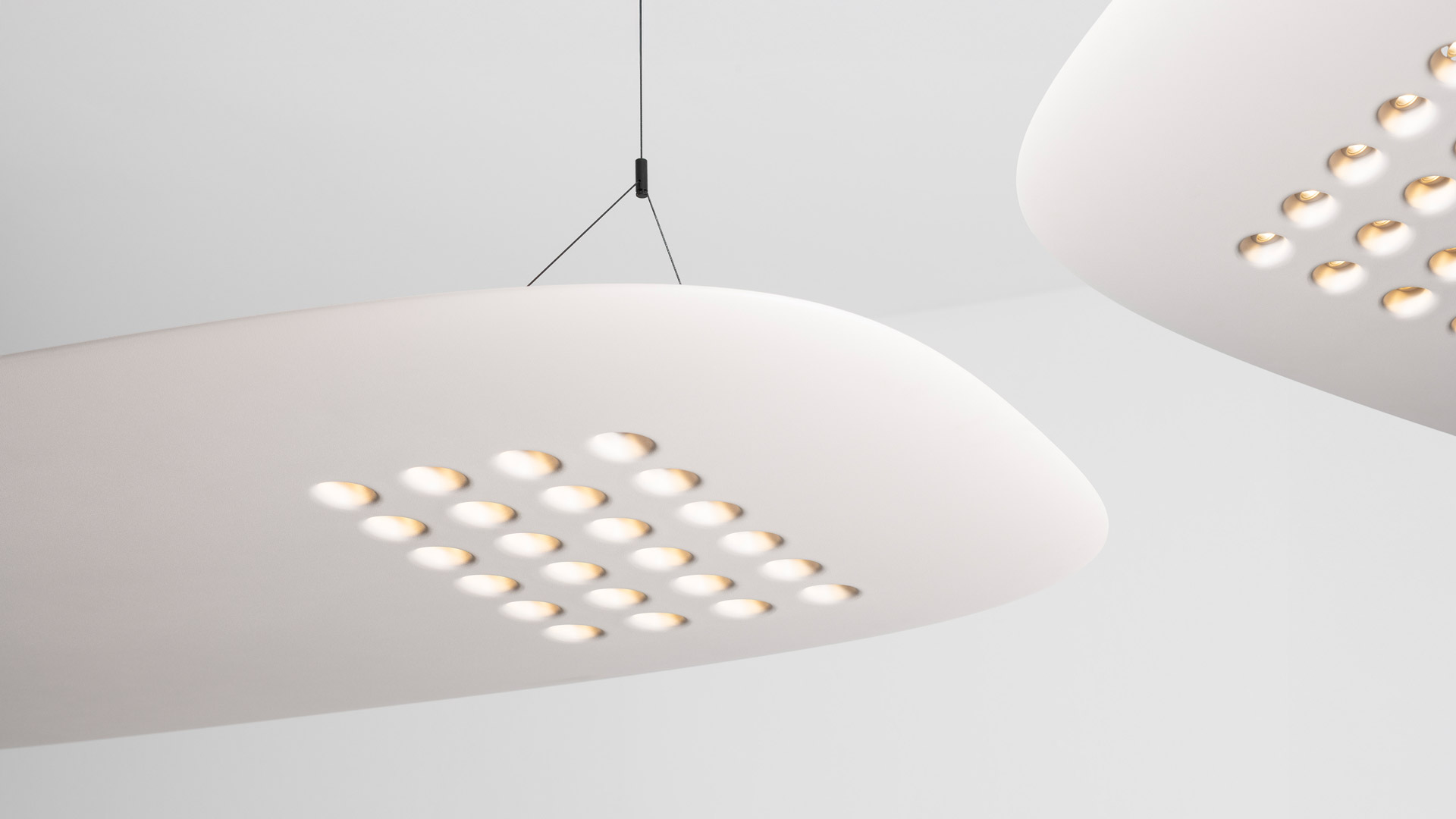 Lampada a sospensione ovale Artemide ALE.01 bianco caldo, sospesa da due cavi, con griglia di LED caldi sulla superficie inferiore