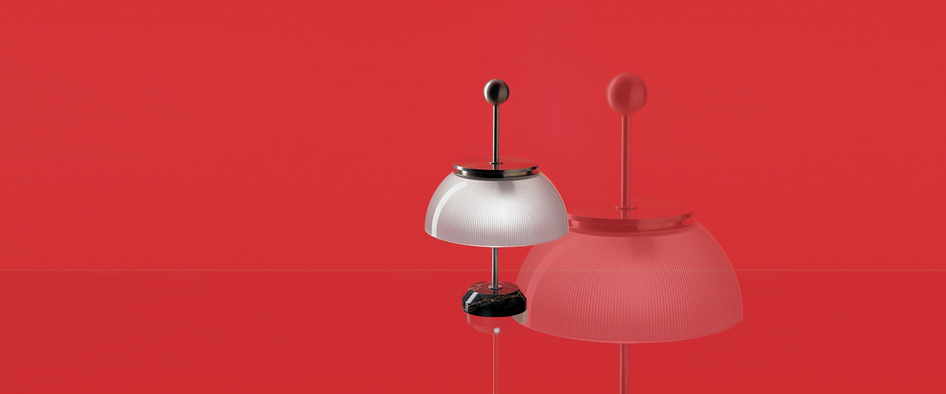 Lampada da tavolo Artemide Alfa con diffusore opalino bianco, sottile stelo metallico, sfera sommitale e base in marmo nero su superficie bianca