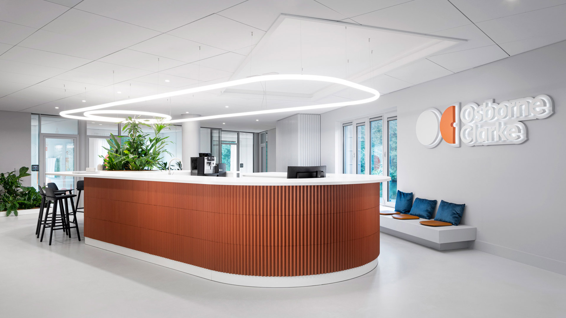 Artemide Alphabet of Light Circular: grande lampada da soffitto LED ovale che emette luce bianca calda, montata a filo su soffitto bianco