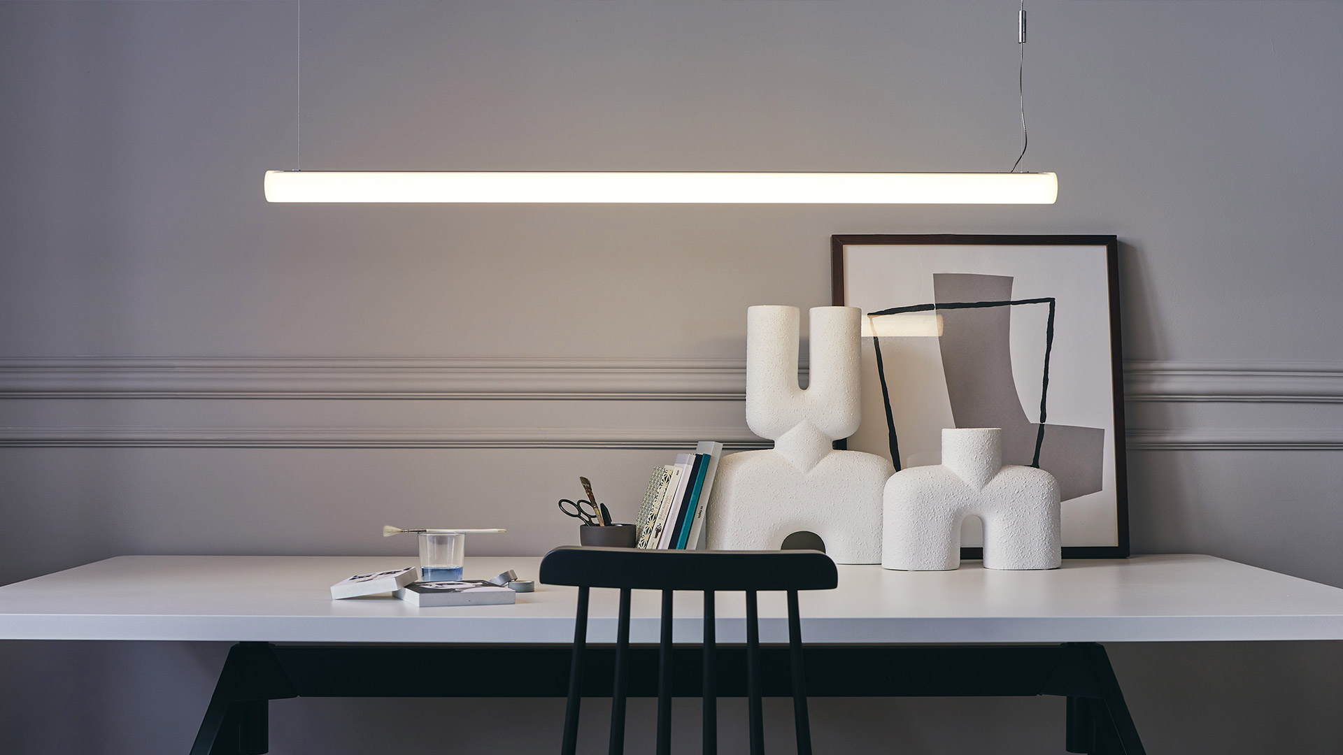 Lampada a sospensione Artemide Alphabet of Light Linear: tubo opalino bianco allungato con luce diffusa uniforme, sospeso da sottili cavi