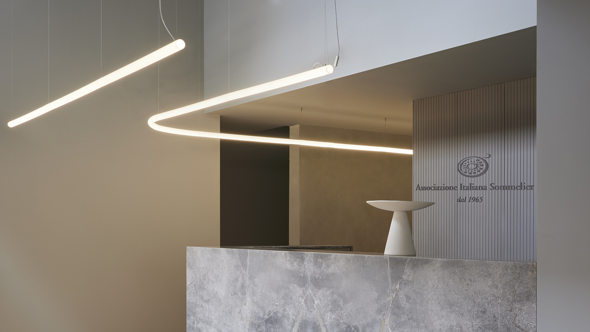 Lampada da soffitto Artemide Alphabet of Light Linear: elegante corpo bianco allungato a due segmenti, a filo soffitto, con luce uniforme e brillante