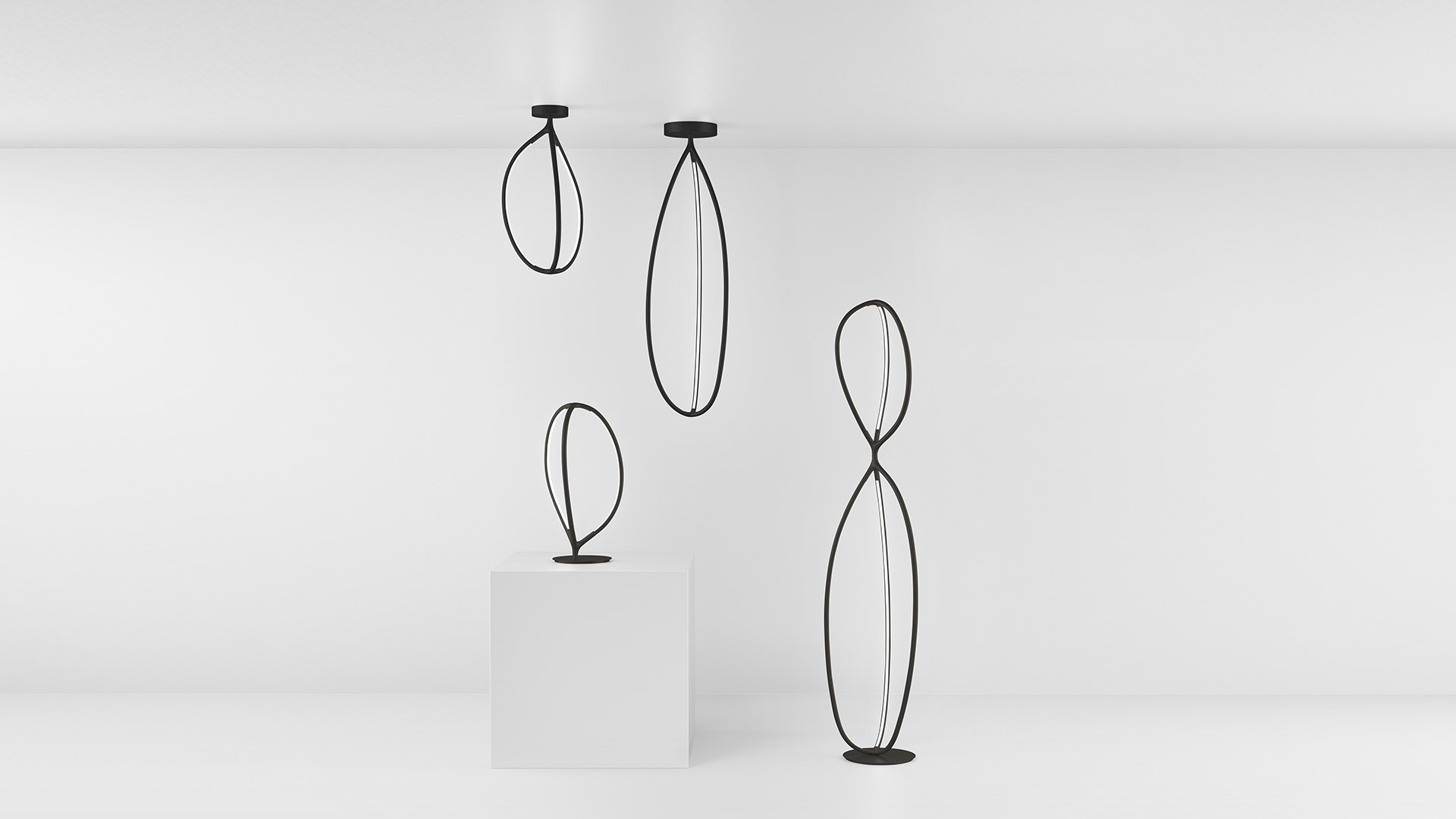 Mano che tocca la base della lampada da tavolo Artemide Arrival, dimostrando il controllo touch sulla base rotonda nera con bracci ramificati.