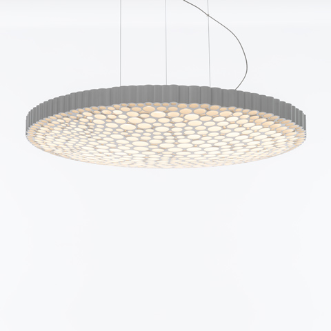 Lampada a sospensione Artemide Calipso: grande disco circolare con diffusore LED a nido d'ape, bordo nervato grigio, sospesa da sottili cavi
