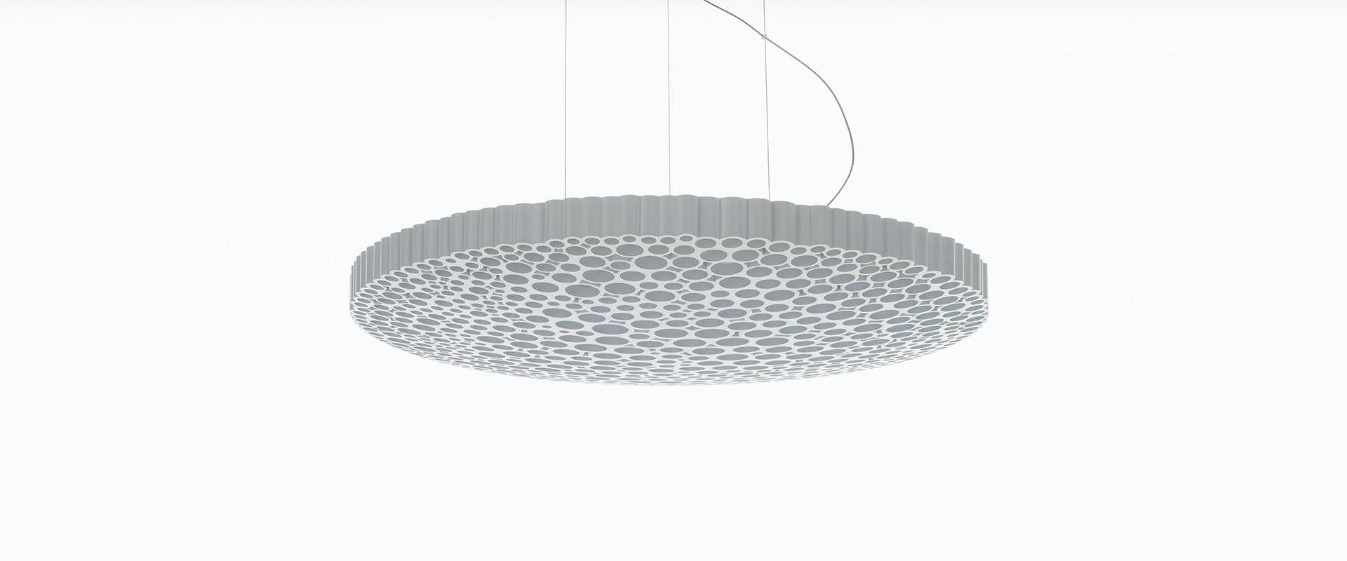 Lampada a sospensione Artemide Calipso: grande disco circolare con superficie a motivo a nido d'ape in bianco, sospesa da sottili cavi